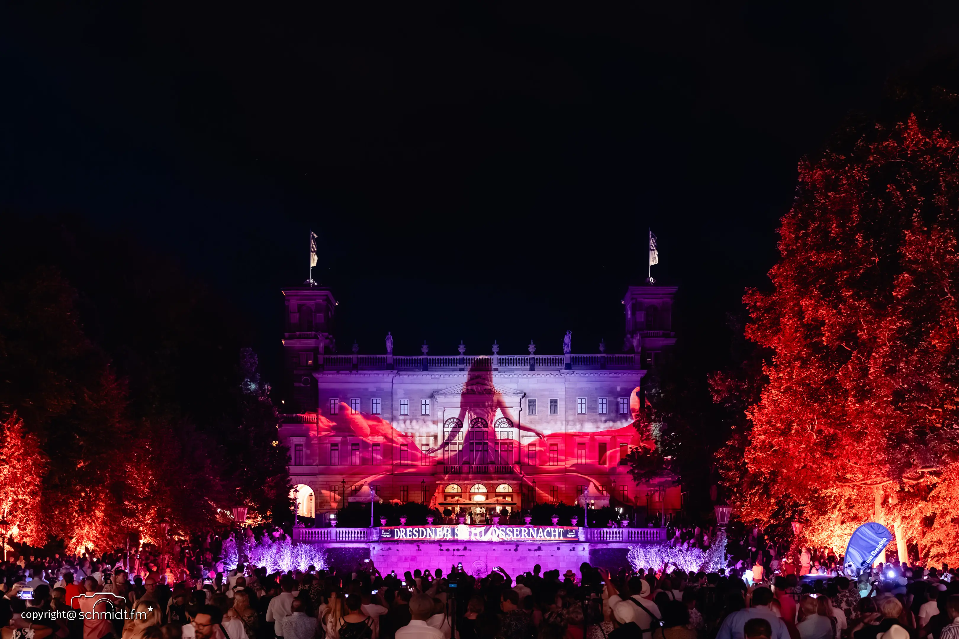 Projektio auf der Schlossfassade von Schloss Albrechtsberg - Frau mit langem roten Kleid
