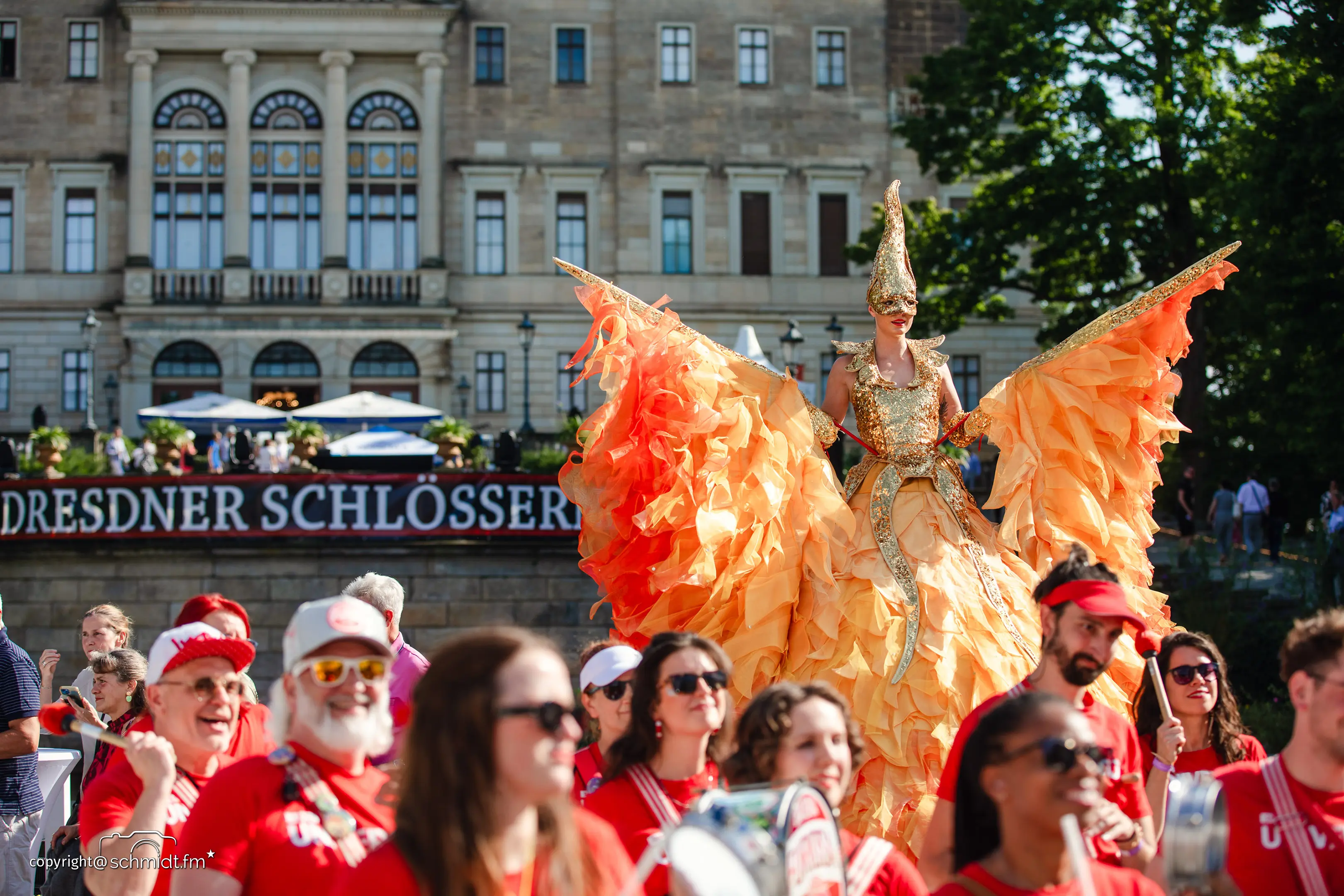 Empfang zur Dresdner Schlössernacht mit Musikern und bunten, großen Kostümen