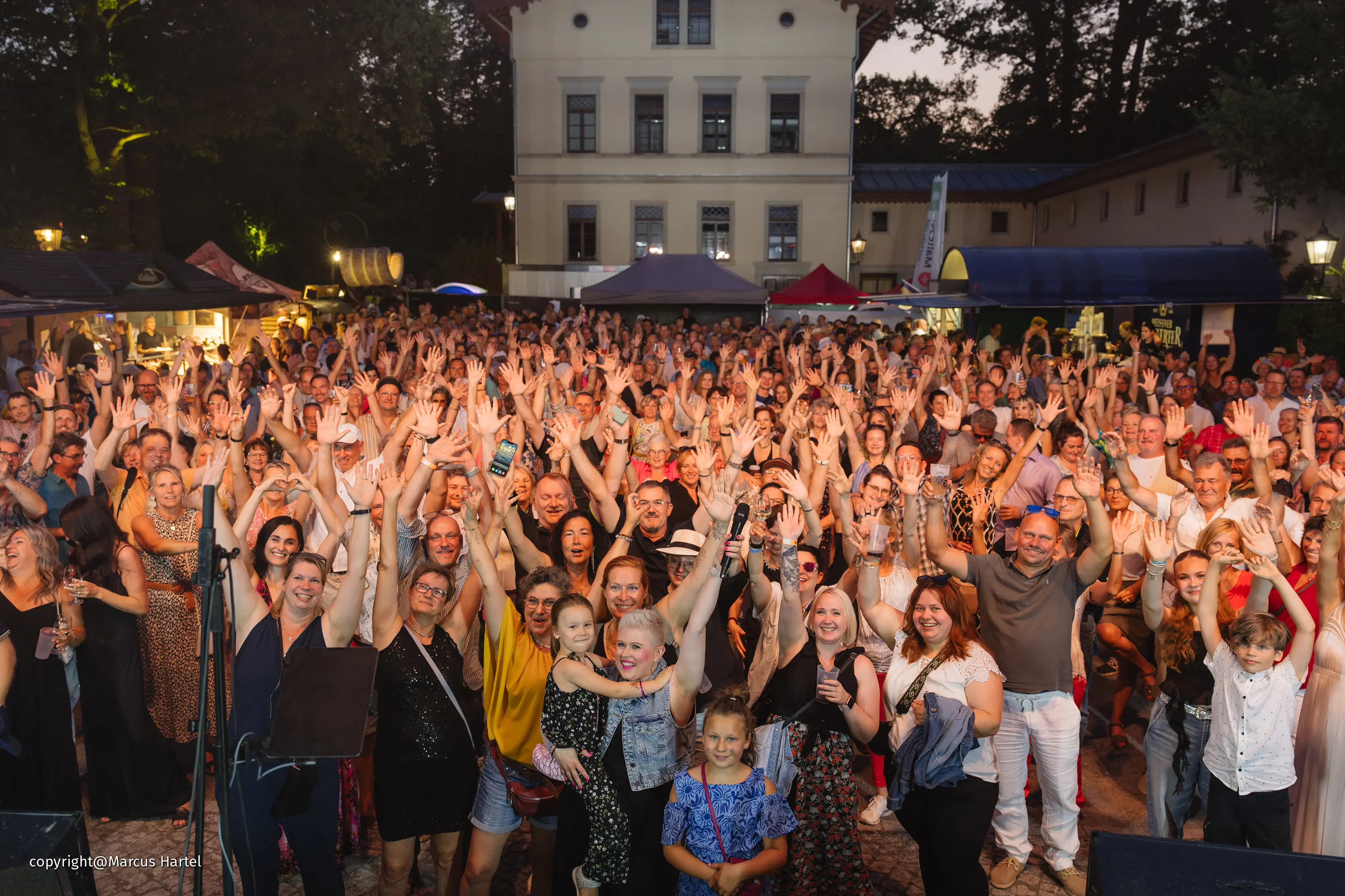 Große Menschengruppe jubelt vor der Bühne zur Dresdner Schlössernacht