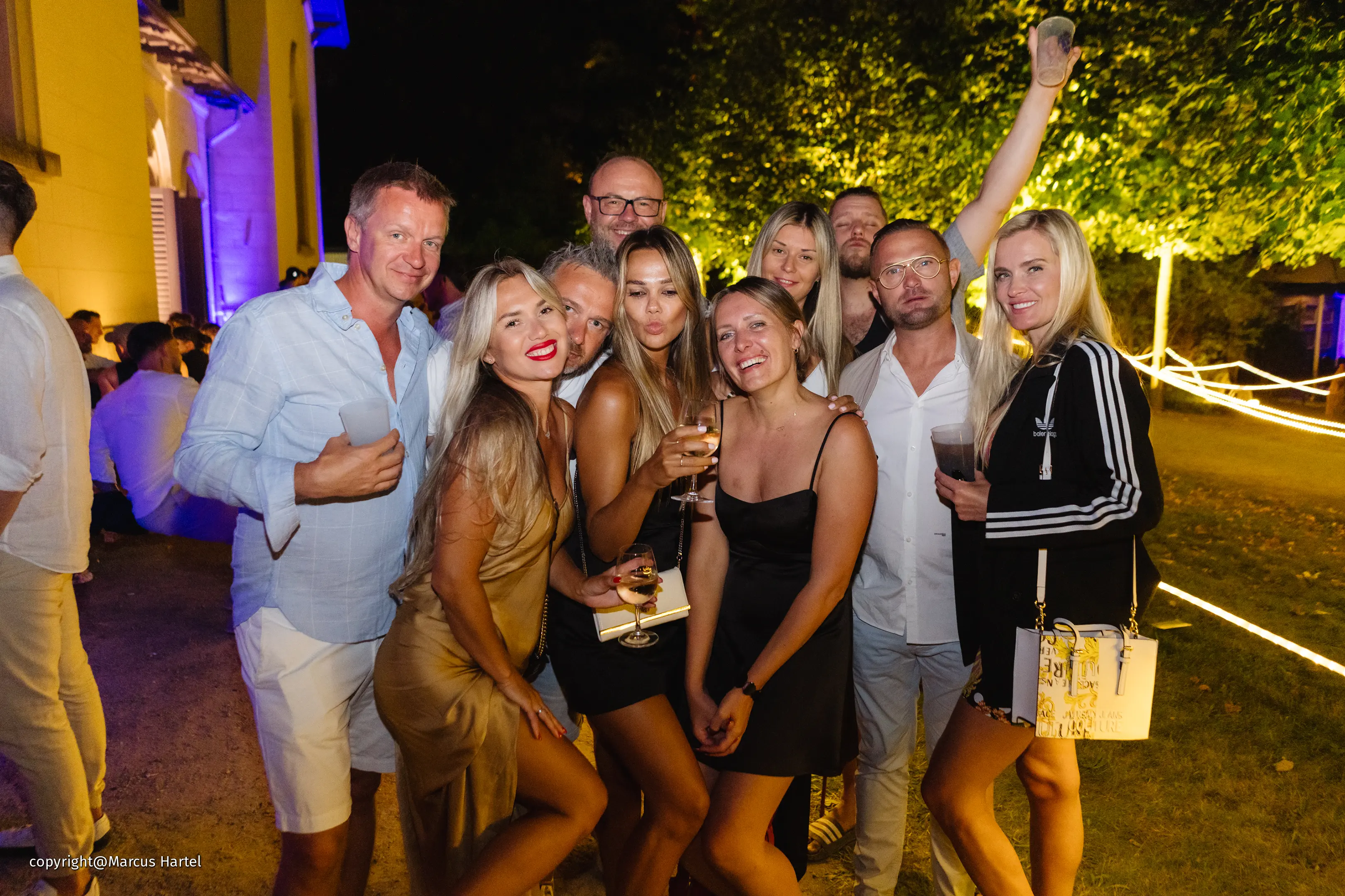 Gruppe aus Frauen und Männern mit Getränken in der Hand zur Dresdner Schlössernacht