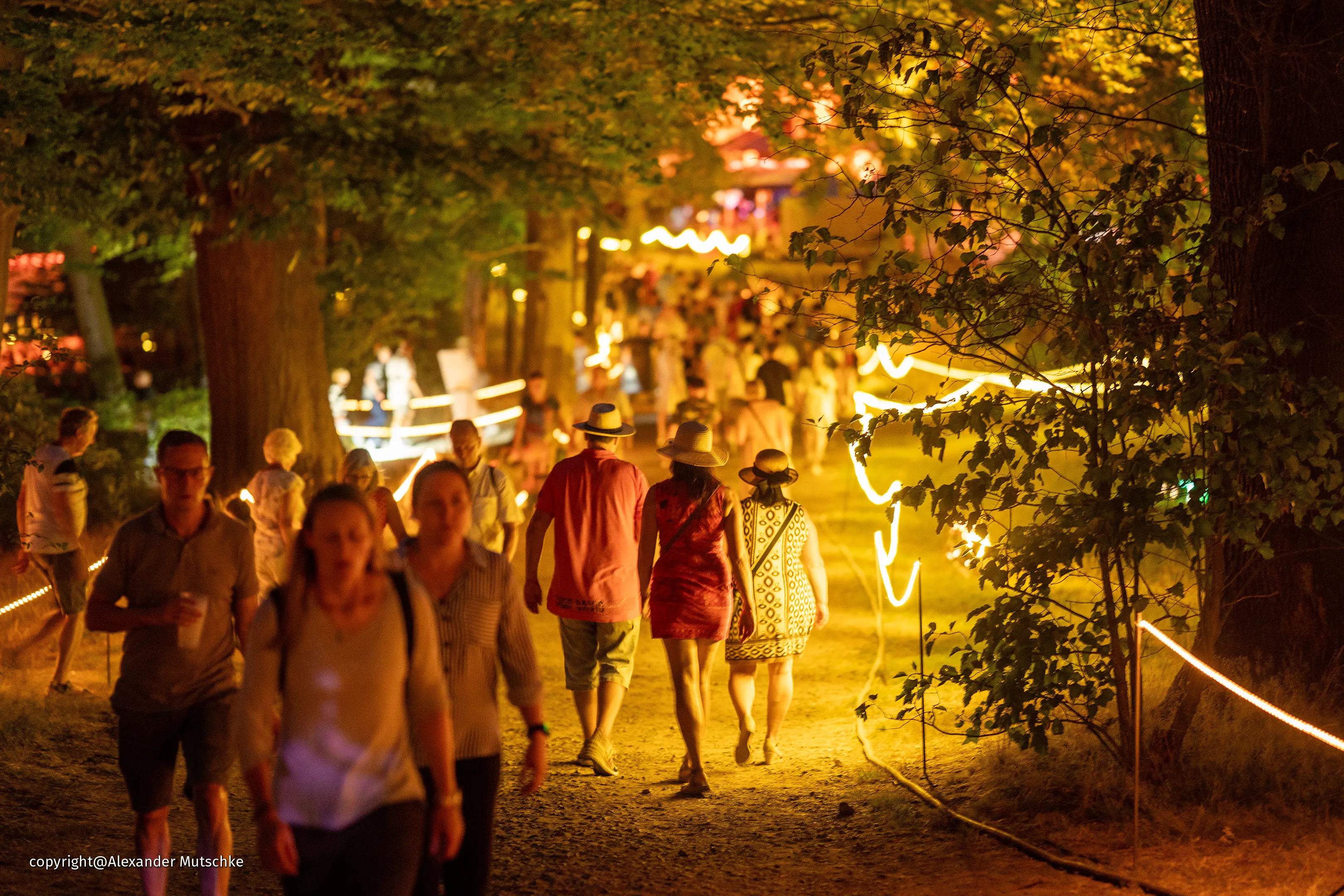 Menschen auf den Wegen auf dem Gelände der Dresdner Schlössernacht